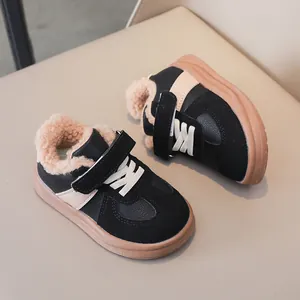 Dettaglio di calde sneakers invernali per bambini con fodera in pelliccia e cinturino in velcro