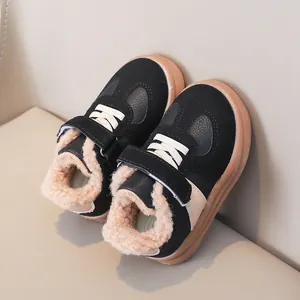 Dettaglio di scarpe sportive invernali per bambini con fodera in pile e tomaia in scamosciato