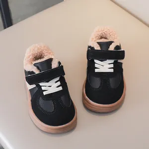 Vista dall'alto di scarpe sportive per bambini felpate con chiusura a strappo in velcro