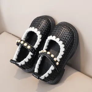 Schwarze gewebte Mary Jane Mädchenschuhe mit weißer Spitze und Perlenverschluss