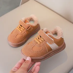 Dettaglio scarpe invernali bimbi con fodera in pile e chiusura a strappo regolabile