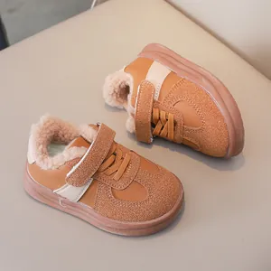 Dettaglio scarpe invernali per bambini con calda fodera in peluche e velcro