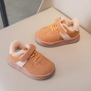 Dettaglio di sneakers invernali per bambini con fodera in pile e tomaia in pelle marrone