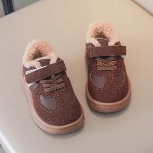 Dettaglio fodera in pile caldo e velcro su scarpe da corsa invernali per bambini