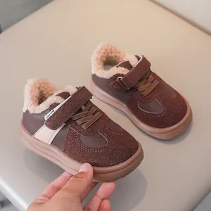 Dettaglio di sneaker invernale marrone con fodera in pelliccia sintetica e velcro