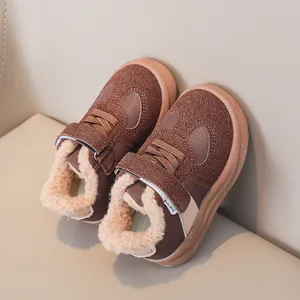 Dettaglio ravvicinato di scarpe invernali marroni per bambini con fodera calda e velcro