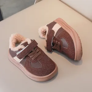 Dettaglio di sneakers invernali per bambini con fodera in pile calda e chiusura a strappo