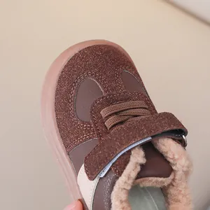 Dettaglio della fodera in lana d'agnello e della pelle scamosciata di scarpe invernali da bimbo