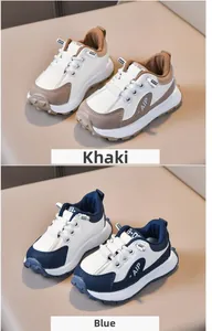 Dettaglio delle sneakers in pelle per bambini kaki e blu con suole antiscivolo