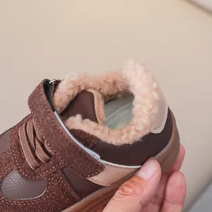 Dettaglio della fodera in peluche e del velcro sulle sneakers invernali per bambini