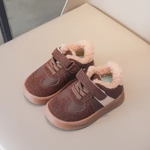Scarpe invernali calde per bambini in marrone con chiusura a velcro e fodera in pelliccia