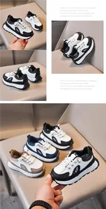 Vista dettagliata di sneakers per bambini con suola spessa, trama in pelle e suole antiscivolo