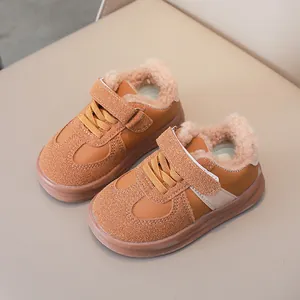 Sneaker invernali per bambini con fodera in peluche e chiusura a strappo marrone