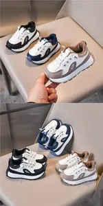 Dettaglio delle scarpe sportive per bambini con suola morbida in marrone, blu e nero