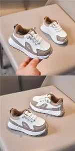 Dettaglio delle sneakers chunky per bambini con pannelli tricolore e suole spesse antiscivolo