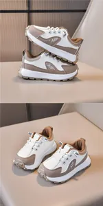 Dettaglio di scarpe casual per bambini con suole morbide antiscivolo in beige e marrone