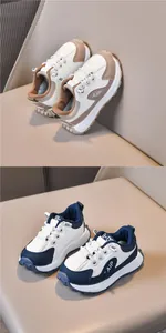 Dettaglio di scarpe sportive antiscivolo per bambini in pelle beige-marrone e blu
