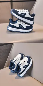 Dettaglio delle sneakers per bambini blu e bianche con suole antiscivolo e logo AIP