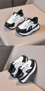 Dettaglio ravvicinato delle scarpe in pelle per bambini bianche e nere con suole spesse