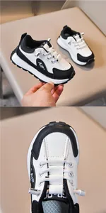 Dettaglio di scarpe da ginnastica in pelle bianca e nera per bambini con lacci elastici e suola