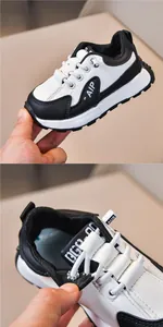 Dettaglio delle scarpe sportive bimbi bianco e nero con focus su cuciture e fodera interna