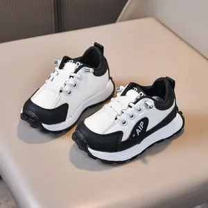 Sneakers per bambini in pelle bianca e nera con suole morbide antiscivolo e design AIP