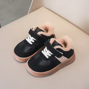 Scarpe da corsa invernali per bambini nere con calda fodera e chiusura a strappo