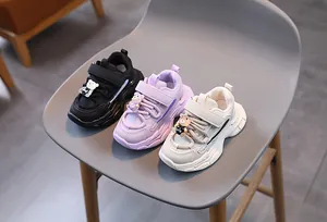 Trois paires de baskets chunky pour enfants en noir, violet et crème avec oursons