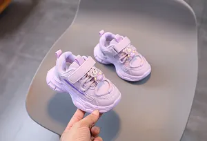 Détail de baskets pour enfants violet clair avec un charmant petit ours et velcro pratique