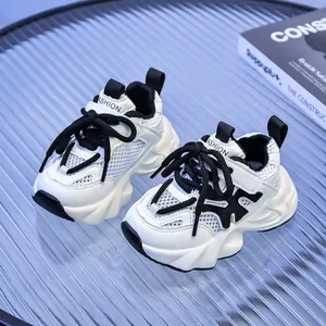 Scarpe sportive per bambini in rete traspirante con suole spesse antiscivolo bianche e nere