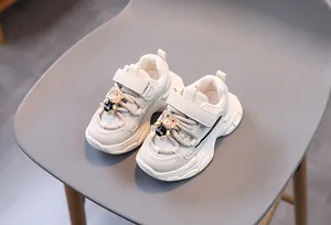 Vue de dessus de baskets chunky crème pour enfants avec oursons 3D et bandes velcro