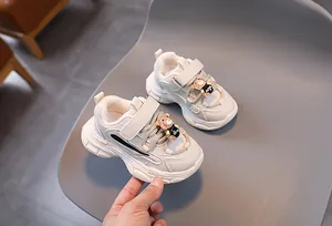 Détail de la basket pour enfant blanc crème avec décoration d'ours en 3D et fermeture velcro