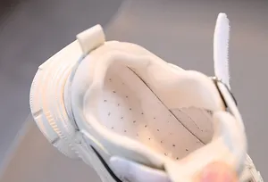 Détail de la doublure en mesh respirant et de la semelle intérieure des baskets blanches enfant
