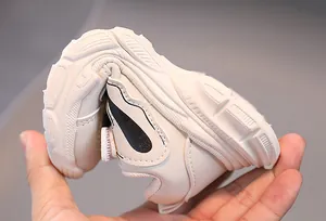 Détail de la chaussure souple pour enfant beige montrant la flexibilité de la semelle