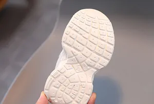 Détail de la semelle blanche antidérapante pour chaussures d'enfants, taille 23