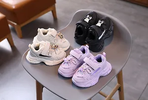 Détail de baskets pour enfants avec d'adorables oursons en 3D en violet et noir