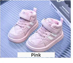Dettaglio di stivali da neve rosa impermeabili per bambini con velcro e fodera calda
