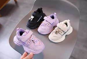 Détails des baskets pour enfants en noir, violet et beige avec breloques d'oursons