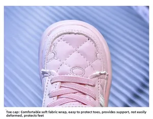 Dettaglio macro del tessuto trapuntato rosa e protezione punta su stivali da neve bimbi