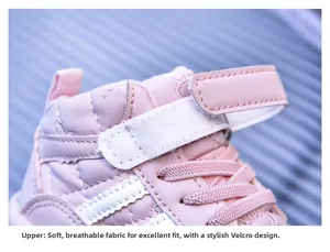 Dettaglio degli stivali da neve rosa trapuntati per bambini con velcro e tomaia morbida