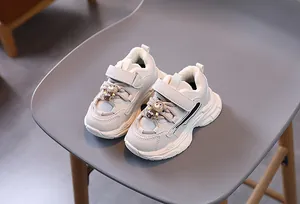 Détail de la doublure polaire et de l'ourson sur les baskets beige pour enfant