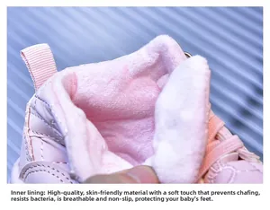 Dettaglio degli stivali da neve rosa per neonati con calda fodera in peluche morbido
