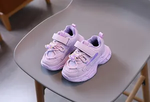 Détail de basket violette enfant avec doublure chaude et ornement d'ours 3D mignon