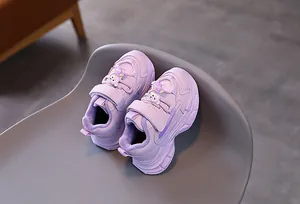 Vue détaillée de baskets violettes pour enfants avec un ours 3D et doublure en peluche chaude