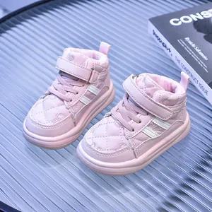 Dettaglio degli stivali invernali rosa per bambini con motivo trapuntato e suola spessa