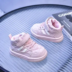 Dettaglio di stivali rosa impermeabili per bambini con texture trapuntata e calda fodera