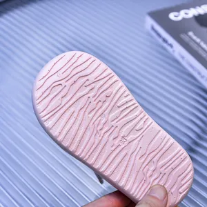 Dettaglio macro della suola rosa antiscivolo in EVA per scarpe bimbi taglia 23