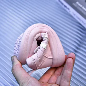 Dettaglio dello stivale da neve rosa flessibile con suola antiscivolo per bambini piccoli
