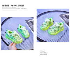 Vue détaillée du tissu en maille vert fluo et du badge sourire sur les baskets enfant
