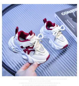 Dettaglio della tomaia in mesh traspirante e cinturino in velcro su scarpe bimbi